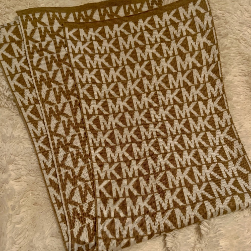 EUC MICHAEL KORS Signature Logo Tan & White Acrylic Scarf